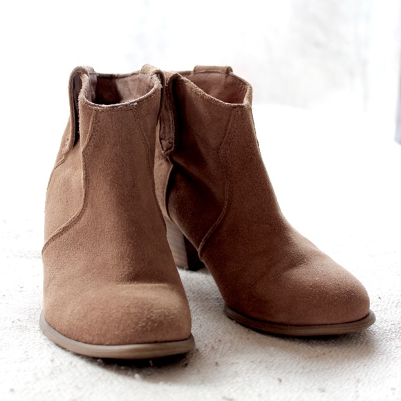 Aldo Vintage Whiskey Suede Booties. - Picture 2 of 6